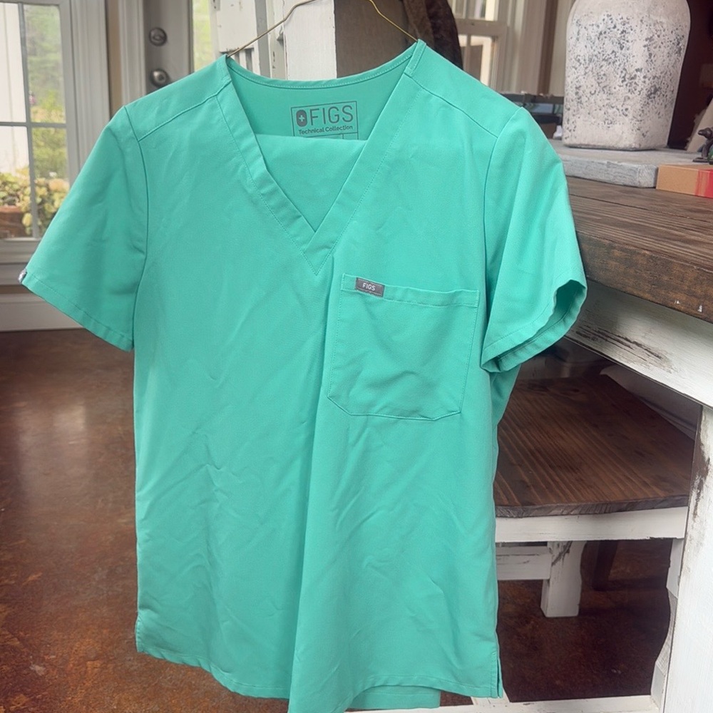 Figs scrubs - surgical green- size small top, size medium bottoms